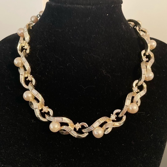 Jewelry - Golden and pearly necklace.